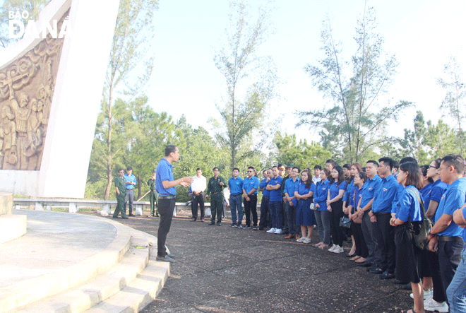 Officials and members of the Youth Union organization and the War Veterans’ chapter of the Da Nang Government Department and Agency Block visiting and listening to historical stories at the Bo Bo Victory Monument in Dien Tien Commune, Dien Ban Town, Quang Nam Province on November 5. Photo: N.Q