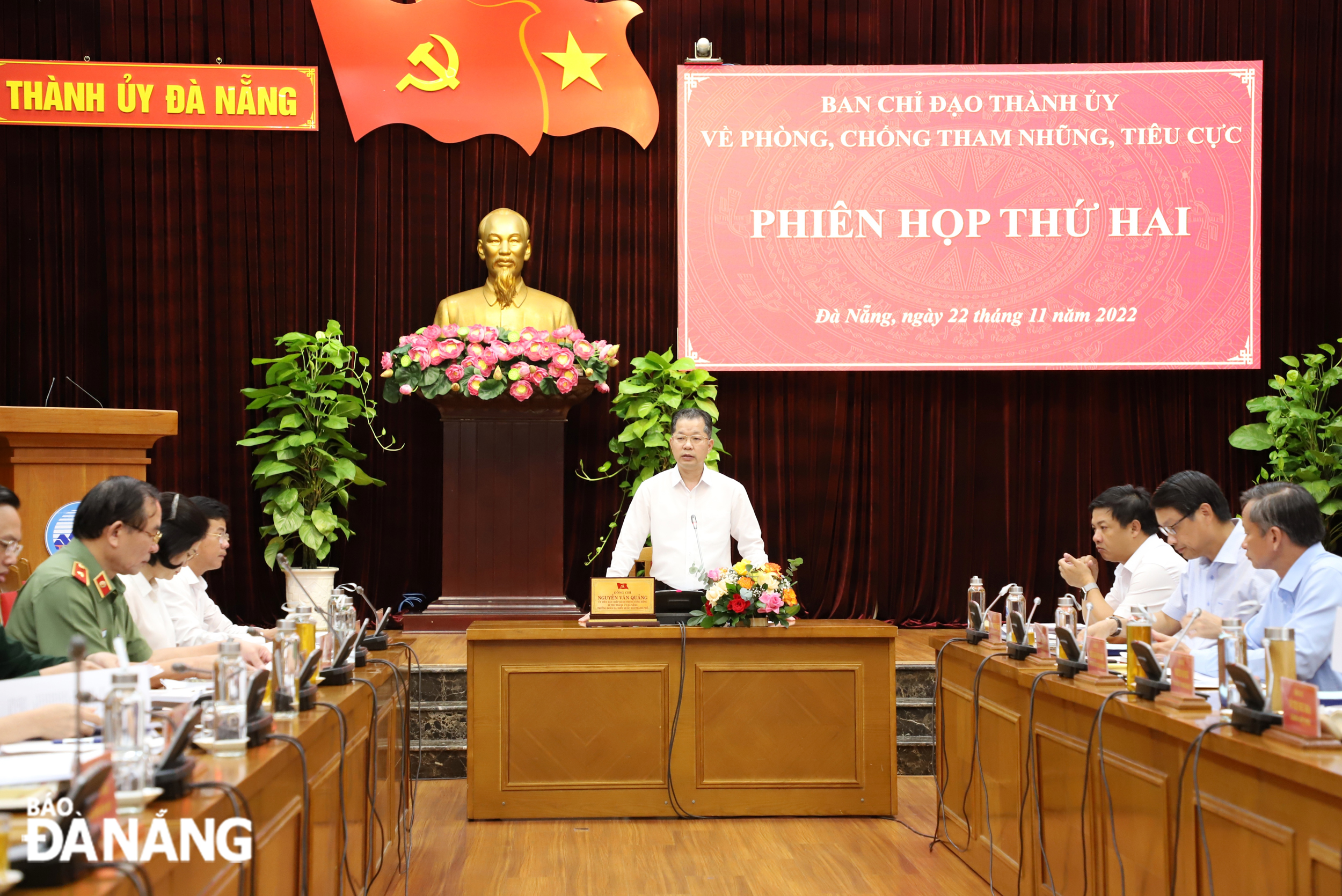 Bí thư Thành ủy  Nguyễn Văn Quảng chủ trì phiên họp. Ảnh: NGỌC PHÚ