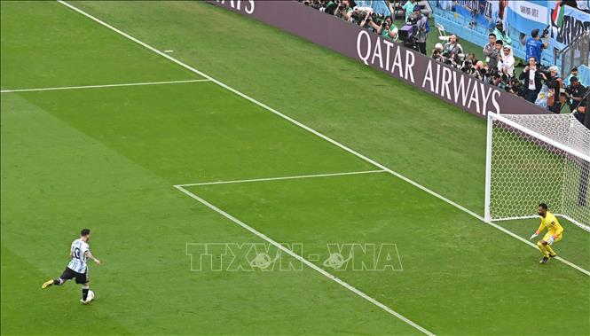 Argentina được hưởng một quả phạt đền khi một cầu thủ Saudi Arabia phạm lỗi trong vòng cấm. Lionel Messi (trái) là người được trao cơ hội trên chấm 11m và anh đã dứt điểm vô cùng nhẹ nhàng để mở tỷ số cho Argentina. Ảnh: AFP/TTXVN