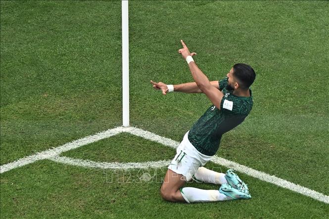 Sang hiệp 2, ở phút 48, nhận đường chọc khe của Al Buraikan, Al Shehri (ảnh) bứt tốc rồi dứt điểm chân trái vào góc xa hạ gục thủ môn Emiliano Martinez của Argentina, cân bằng tỷ số 1 - 1 cho Saudi Arabia. Ảnh: AFP/TTXVN
