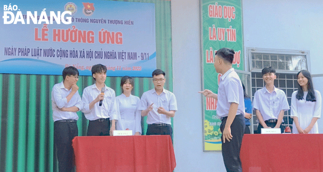 Trường THPT Nguyễn Thượng Hiền (quận Liên Chiểu) tổ chức tuyên truyền giáo dục pháp luật cho học sinh. Ảnh: KHÁNH HÒA