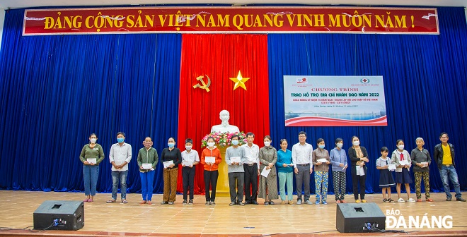 Co- organized by The Viet Nam Red Cross Society and the Party Organisation of the Da Nang Government Department and Agency Block, humanitarian program offers cash gifts to 142 poor people in 11 communes of Hoa Vang District.