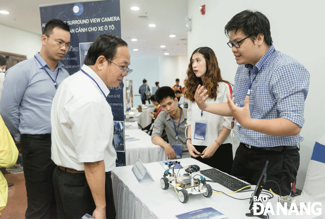 Over the past time, Da Nang has organized many events and programmes to connect, support, build and develop an innovative startup ecosystem. IN THE PHOTO: A business is introducing products at the SURF 2018 in Da Nang. Photo: PV