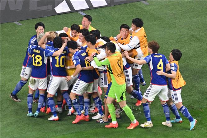 Các cầu thủ Nhật Bản ăn mừng bàn thắng gỡ hòa trước Đức. Ảnh: AFP/TTXVN