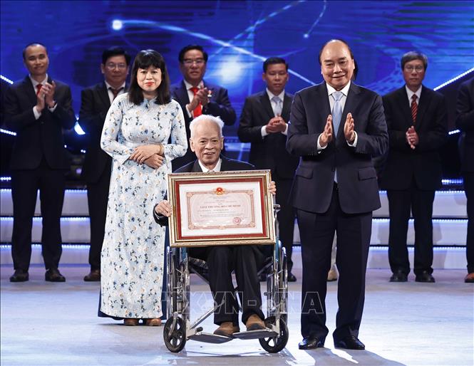 Chủ tịch nước Nguyễn Xuân Phúc trao Giải thưởng Hồ Chí Minh cho Giáo sư, Tiến sĩ khoa học Nguyễn Quang Đông, tác giả công trình 