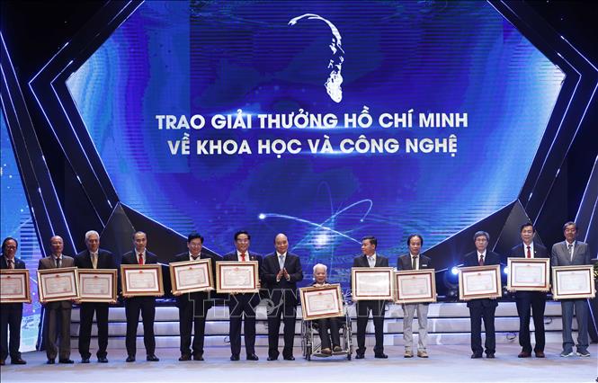 Chủ tịch nước Nguyễn Xuân Phúc trao Giải thưởng Hồ Chí Minh cho tác giả, đại diện tác giả, đại diện đồng tác giả của 12 công trình, cụm công trình được tặng Giải thưởng Hồ Chí Minh. Ảnh: Thống Nhất/TTXVN