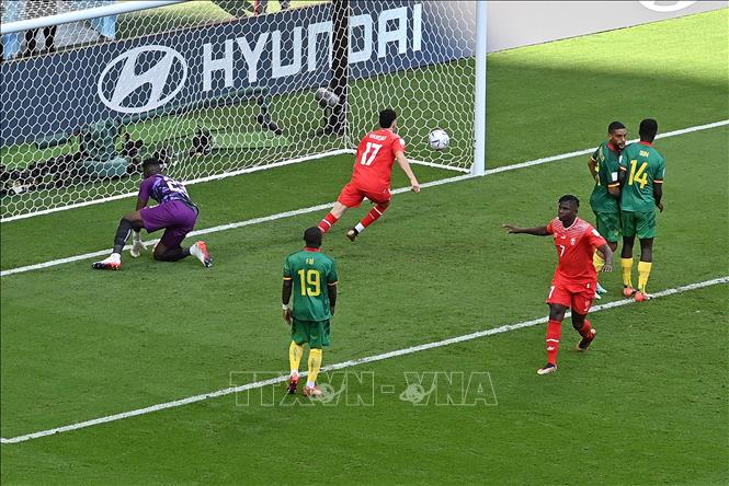 Tiền đạo Breel Embolo (số 7) của Thụy Sĩ sau khi ghi bàn thắng vào lưới Cameroon, mở tỷ số trận đấu. Ảnh: AFP/TTXVN