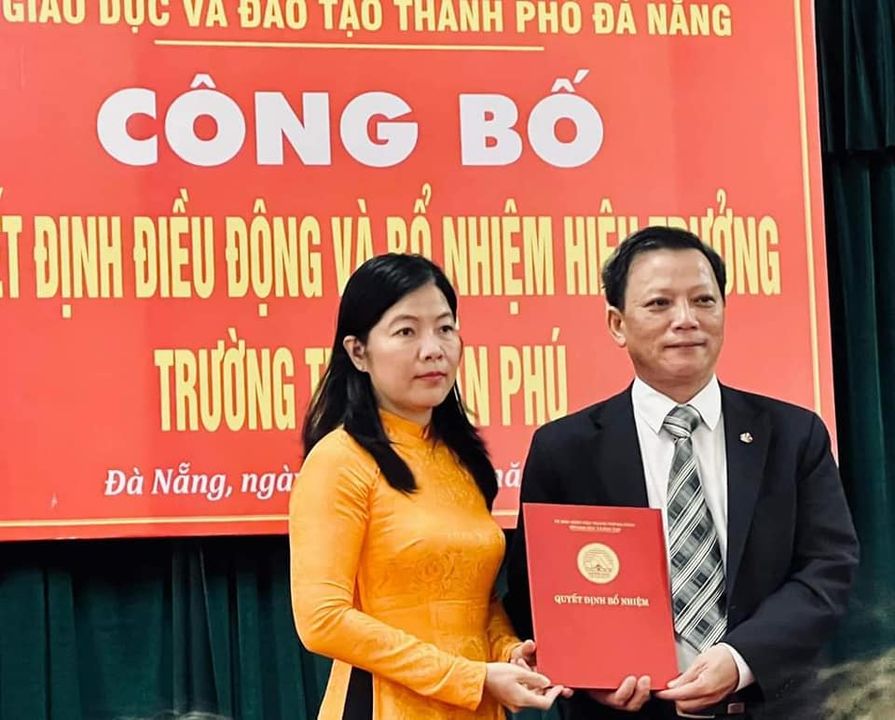 Bà Lê Thị Bích Thuận, Giám đốc Sở GD&ĐT trao quyết định cho thầy Nguyễn Cửu Huy. Ảnh nhà trường cung cấp.