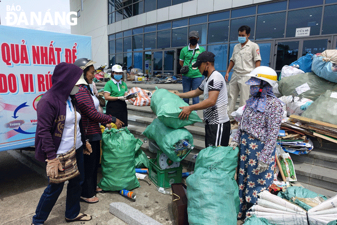 Hơn 2 tấn rác tái chế được Công ty CP Môi trường đô thị Đà Nẵng thu đổi tại hội thảo và triển lãm quốc tế “Giải pháp và công nghệ xử lý chất thải bảo đảm phát triển đô thị tại Việt Nam” vào tháng 8-2022. Ảnh: VĂN HOÀNG