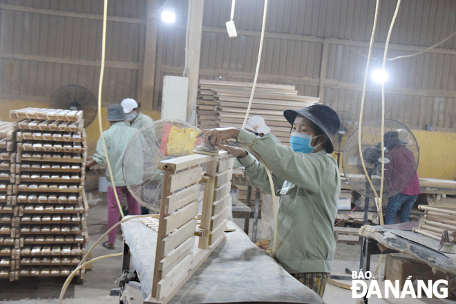 Workers at the Da Nang Forestry Export JSC are making their efforts to complete year-end orders. Photo: Q.TRANG