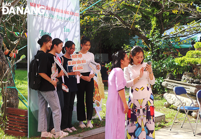 Các bạn trẻ vui vẻ check-in tại các không gian của ngày hội di sản văn hóa Đà Nẵng năm 2022. Ảnh: XUÂN DŨNG
