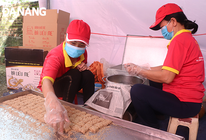 Người dân, du khách tham gia ngày hội được chiêm ngưỡng trực tiếp cách chế biến những đặc sản ẩm thực của Đà Nẵng. Ảnh: XUÂN DŨNG