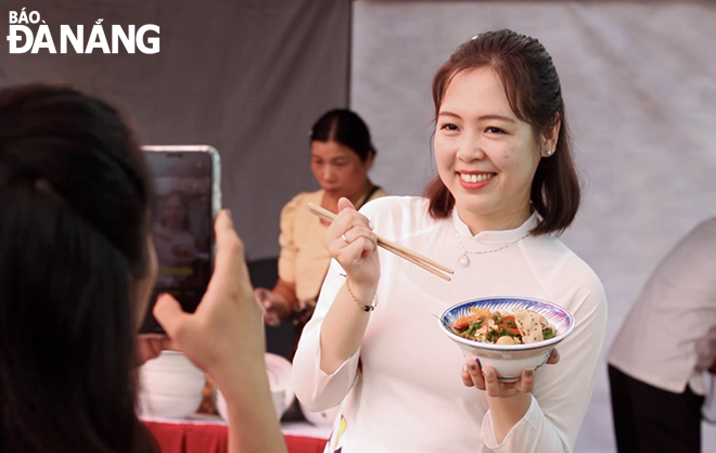 Người dân thích thú check-in và thưởng thức các hương vị ẩm thực của Đà Nẵng. Ảnh: XUÂN DŨNG