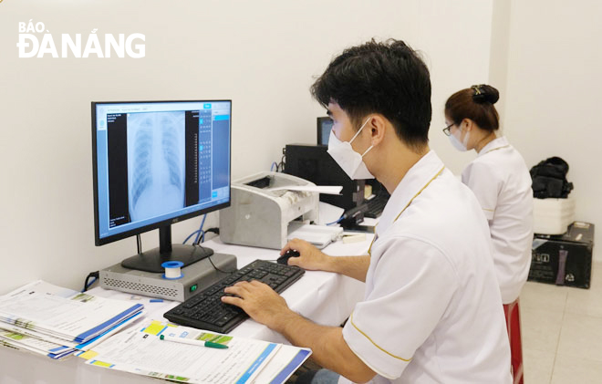 Nhiều bệnh viện, cơ sở y tế tại Đà Nẵng đẩy mạnh ứng dụng công nghệ số vào hoạt động khám, chữa bệnh. Trong ảnh: Công tác khám, chữa bệnh tại Thiện Nhân Hospital hiệu quả hơn nhờ ứng dụng các phần mềm công nghệ số. Ảnh: T.Y