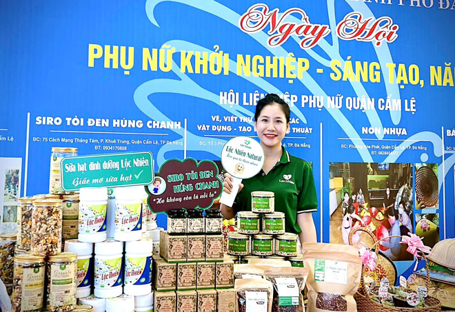 Chị Ngô Thị Lộc mang sản phẩm siro tỏi đen húng chanh tham gia ngày hội Phụ nữ khởi nghiệp - Sáng tạo năm 2022. (Ảnh do nhân vật cung cấp)