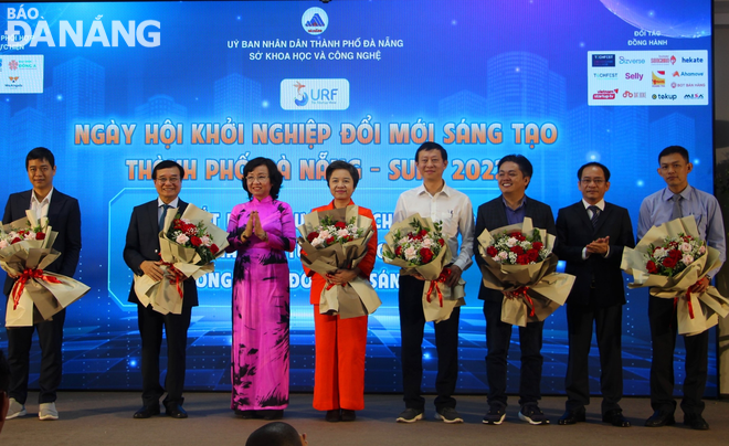 Da Nang People's Committee Vice Chairwoman Ngo Thi Kim Yen (3rd from the left) presenting flowers to congratulate the launch of the network of startup experts and investors, and innovation space in Da Nang. Photo: M. QUE