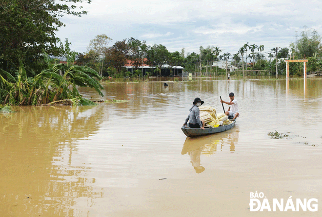 Các tuyến đường giao thông ở thôn La Bông, xã Hòa Tiến (huyện Hòa Vang) bị ngập lũ sâu nên người dân phải dùng thuyền để di chuyển. Ảnh: HOÀNG HIỆP