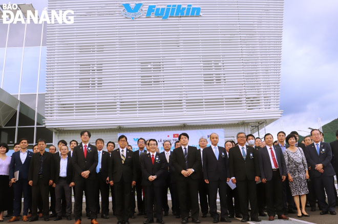 Phó Chủ tịch UBND thành phố Lê Quang Nam (hàng trước, thứ 5 từ phải sang) chụp ảnh lưu niệm cùng các đại biểu tại lễ khai trương Trung tâm nghiên cứu, phát triển và sản xuất Fujikin. Ảnh: LÊ VƯƠNG
