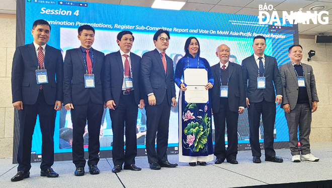 Da Nang People's Council Vice Chairwoman Nguyen Thi Anh Thi (fourth, right) and the delegation of Da Nang received a Certificate of Recognition of 'Ma Nhai' at the city's Marble Mountains as a documentary heritage under the UNESCO Memory of the World for the Asia-Pacific Region Programme on Saturday morning in South Korea. Photo: PV