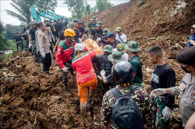 Lực lượng cứu hộ chuyển thi thể nạn nhân tại hiện trường vụ động đất ở Cianjur. Ảnh: THX/TTXVN