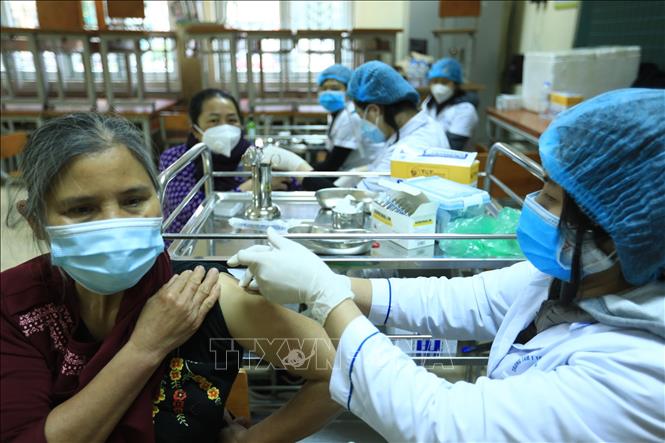 Tiêm vaccine phòng Covid-19 mũi nhắc lại để đảm bảo miễn dịch phòng bệnh. Ảnh: TTXVN