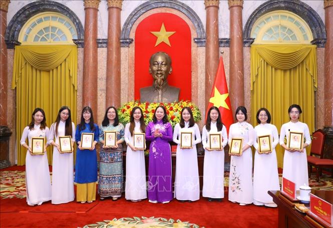 Phó Chủ tịch nước Võ Thị Ánh Xuân tặng ảnh Chủ tịch Hồ Chí Minh cho các tài năng trẻ khoa học công nghệ năm 2022. Ảnh: Văn Điệp/TTXVN