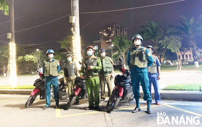 Lực lượng 8394 của phường Thuận Phước tuần tra, kiểm soát các tuyến đường trên địa bàn. (Ảnh do Công an phường cung cấp)