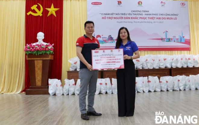 Đại diện Quỹ Vì cuộc sống tươi đẹp của Dai-ichi Life Việt Nam (bên trái) trao quà hỗ trợ cho huyện Hòa Vang. Ảnh: PV