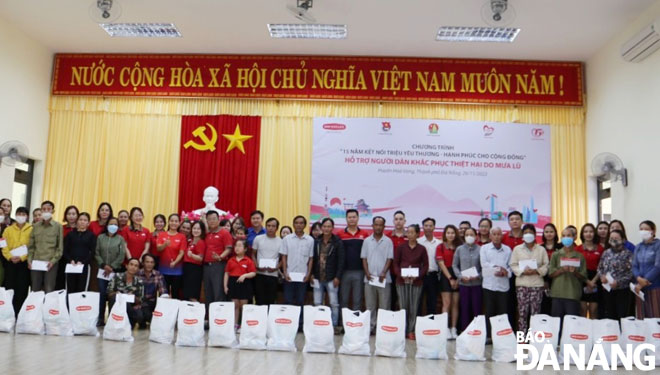 Quỹ Vì cuộc sống tươi đẹp của Dai-ichi Life Việt Nam đã trao 150 suất quà cho người dân của huyện Hòa Vang và quận Liên Chiểu bị ảnh hưởng nặng do các đợt mưa lũ vừa qua. Ảnh: PV