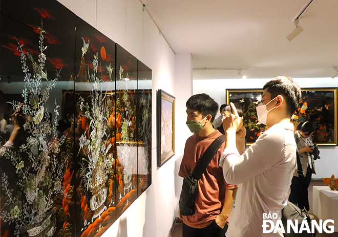 The exhibition features over 100 sets of unique lacquer products created by many painters and artisans across the country.