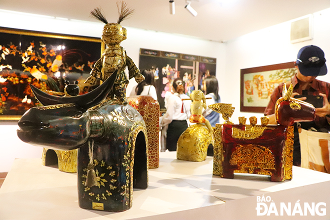 The displayed works are selected from more than 300 sets of lacquer products created many artisans, painters and establishments nationwide. Photo: X.D
