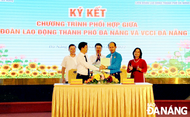 Lãnh đạo Liên đoàn Lao động thành phố ký kết chương trình phối hợp với Chi nhánh  Liên đoàn Thương mại và công nghiệp Việt Nam tại Đà Nẵng (VCCI Đà Nẵng) về thực hiện quyền, lợi ích hợp pháp, chính đáng của người lao động, người sử dụng lao động.Ảnh: VĂN ĐỊNH