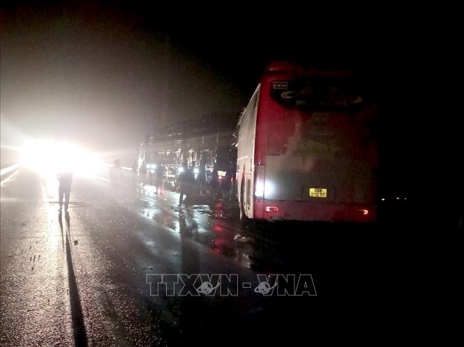 Hiện trường vụ tai nạn giao thông xảy ra trên cao tốc Nội Bài - Lào Cai rạng sáng 27/11. Ảnh: TTXVN phát
