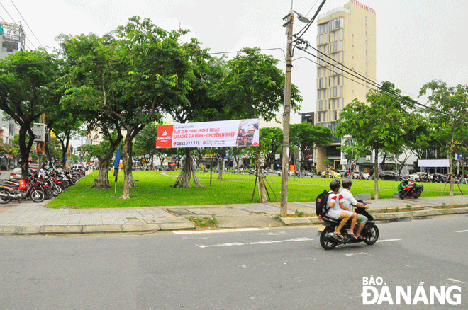 A 3,113.9m2 land lot on the corner of Nguyen Van Linh, Phan Chau Trinh and Le Dinh Duong streets in Phuoc Ninh Ward, Hai Chau District is available for the auction of land use rights for the development of a park and public parking lot combined with trade and services. Photo: THANH LAN