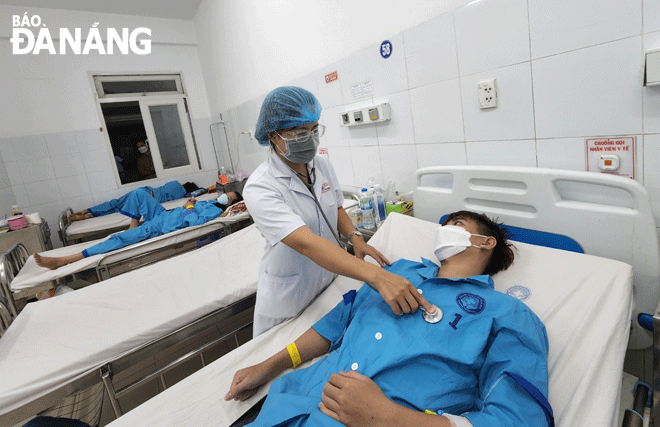 Bệnh nhân mắc sốt xuất huyết đang được điều trị tại Bệnh viện Đà Nẵng. Ảnh: PHAN CHUNG