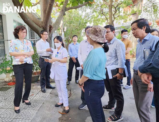 Phó Chủ tịch UBND thành phố Ngô Thị Kim Yến (bìa trái) kiểm tra công tác phòng, chống sốt xuất huyết trên địa bàn quận Thanh Khê. Ảnh: PHAN CHUNG