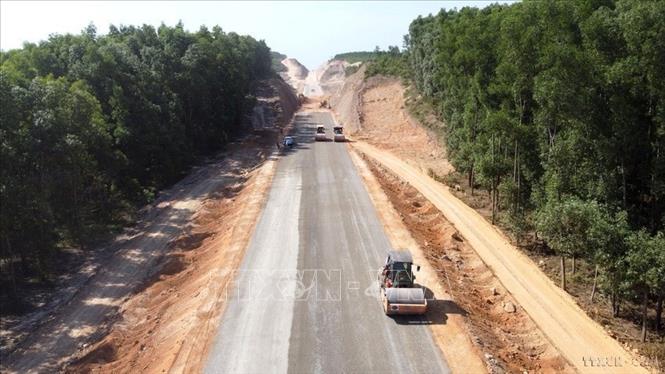Các phương tiện thi công Dự án cao tốc Cam Lộ - La Sơn đoạn qua tỉnh Quảng Trị. Ảnh tư liệu: Nguyên Lý/TTXVN