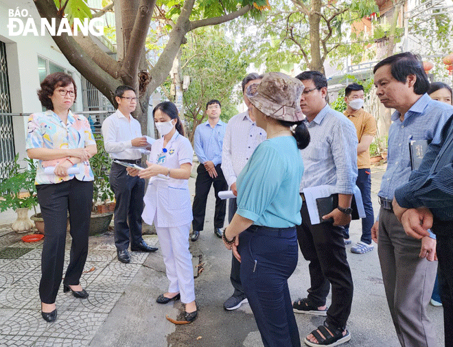 Da Nang Peoples Committee Vice Chairwoman Ngo Thi Kim Yen (first, left) inspecting the dengue prevention and control work in Thanh Khe District. Photo: PHAN CHUNG