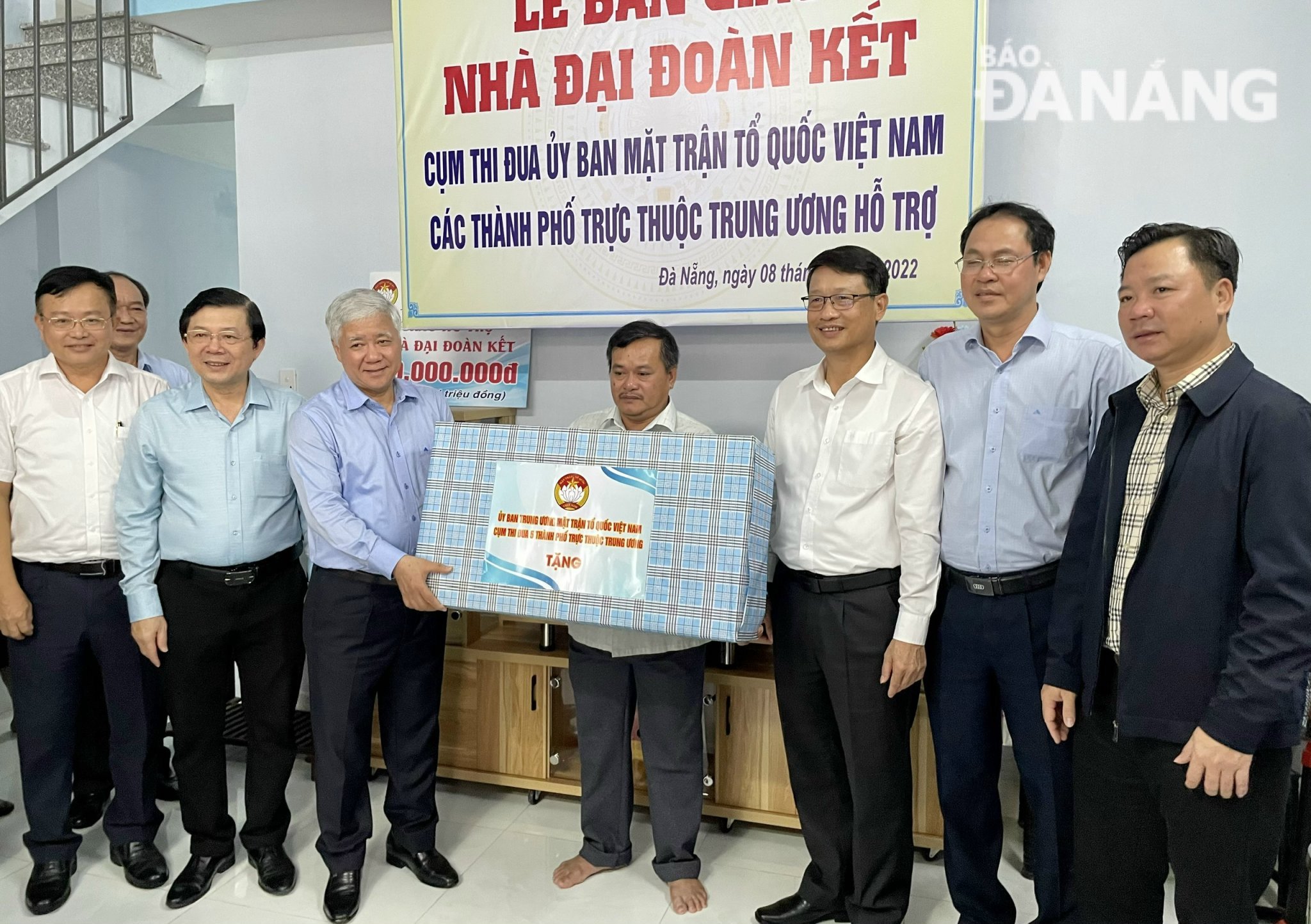Lãnh đạo Ủy ban Trung ương MTTQ Việt Nam tặng nhà đại đoàn kết cho hộ nghèo