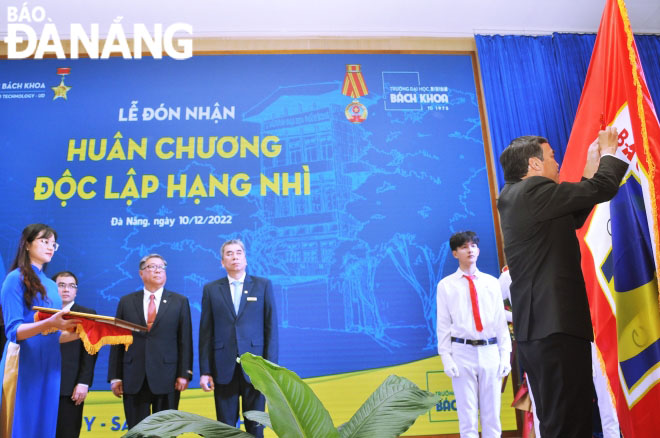 Trường Đại học Bách khoa đón nhận Huân chương Độc lập hạng Nhì