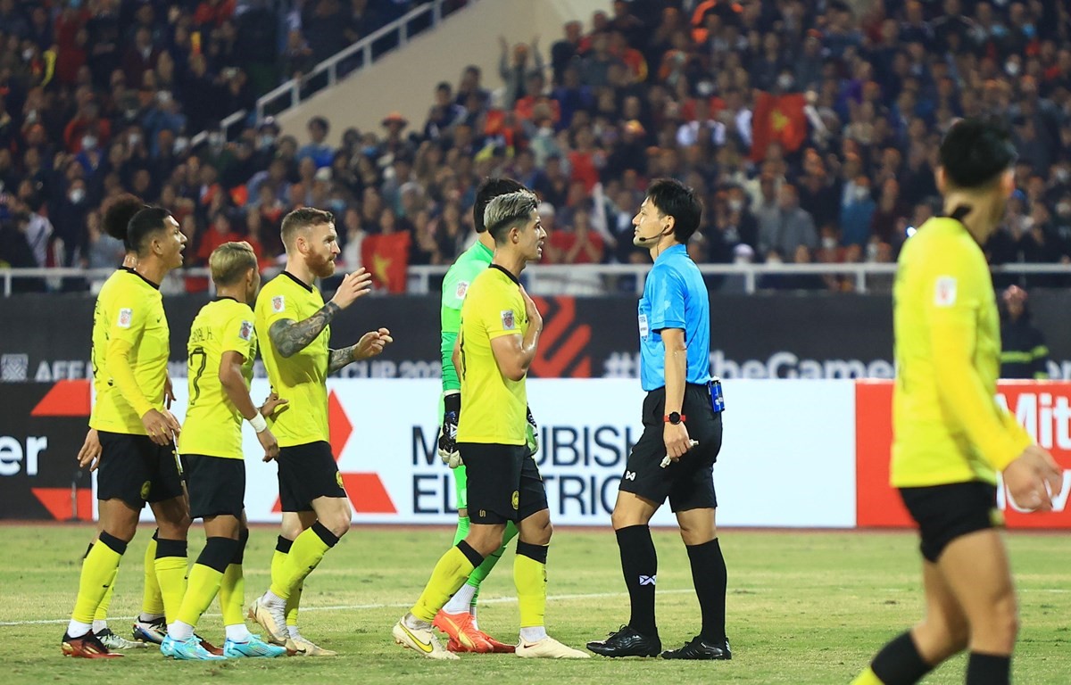 Vì sao cầu thủ Malaysia phải nhận thẻ đỏ sau pha va chạm với Văn Hậu?