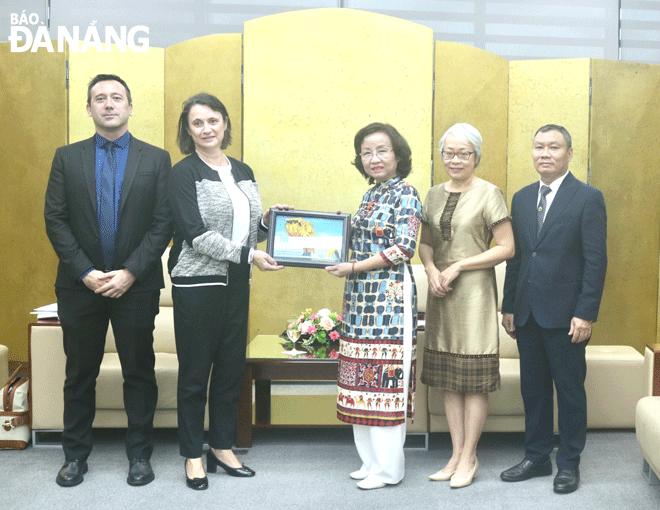 Phó Chủ tịch UBND thành phố Ngô Thị Kim Yến (thứ 3, phải sang) trao quà lưu niệm cho Tổng Lãnh sự Emmanuelle Pavillon-Grosser. Ảnh: N.QUANG