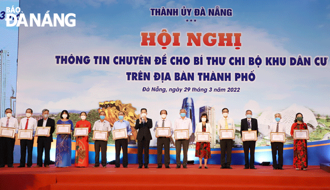 Hội nghị thông tin chuyên đề cho Bí thư chi bộ khu dân cư được Ban Thường vụ Thành ủy tổ chức vào cuối tháng 3-2022 nhằm tìm giải pháp để xây dựng Đảng ở cơ sở vững mạnh. Trong ảnh: Bí thư Thành ủy tặng Bằng khen của Ban Thường vụ cho các cá nhân có thành tích xuất sắc. Ảnh: NGỌC PHÚ 