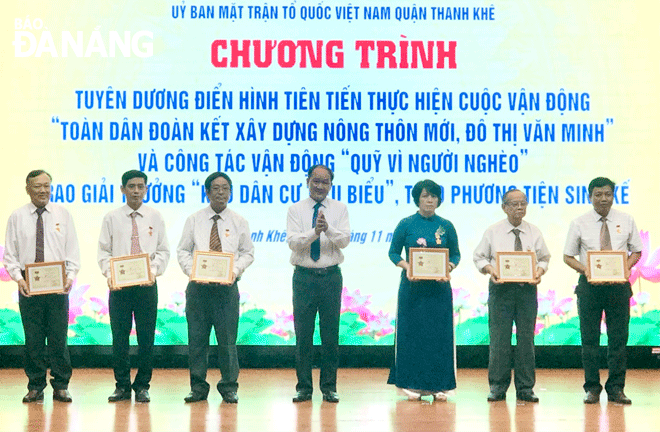 Phó Chủ tịch Ủy ban MTTQ Việt Nam thành phố Dương Đình Liễu (giữa) trao Kỷ niệm chương “Vì sự nghiệp đại đoàn kết toàn dân tộc” của Ủy ban Trung ương MTTQ Việt Nam cho các cá nhân tiêu biểu. Ảnh: X.HẬU	