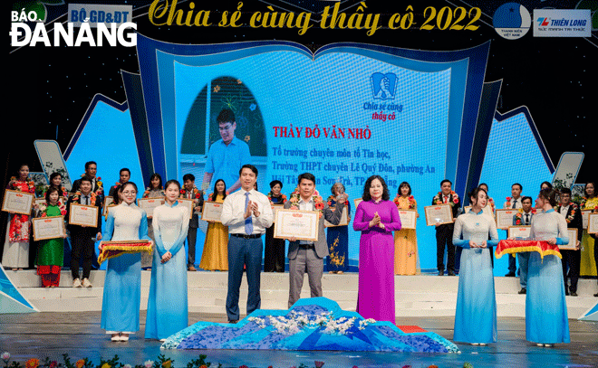 Thầy Đỗ Văn Nhỏ (hàng đầu, thứ 4 bên trái sang) là nhà giáo duy nhất của Đà Nẵng vinh dự được Trung ương Hội Liên hiệp Thanh niên Việt Nam tặng bằng khen “về thành tích xuất sắc trong sự nghiệp bồi dưỡng, giáo dục thế hệ trẻ” năm 2022. Ảnh: PV