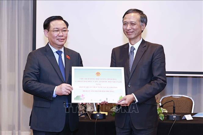 Chủ tịch Quốc hội Vương Đình Huệ tặng quà lưu niệm cho Đại sứ quán Việt Nam tại Australia. Ảnh: Doãn Tấn/TTXVN