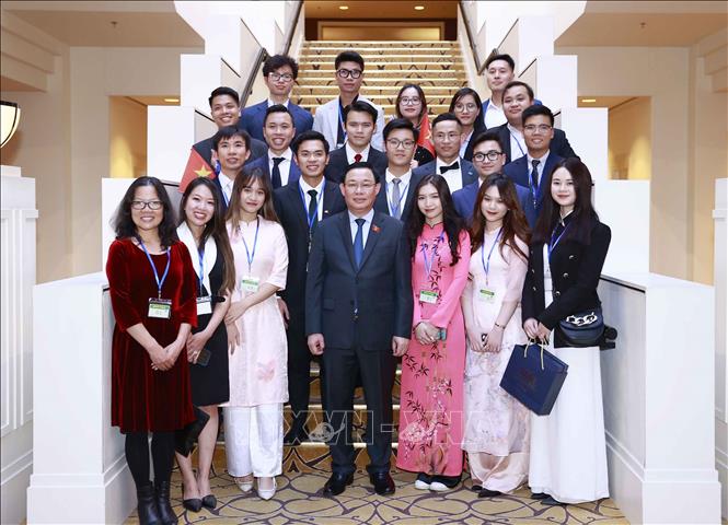 Chủ tịch Quốc hội Vương Đình Huệ với học sinh, sinh viên tại Australia. Ảnh: Doãn Tấn/TTXVN