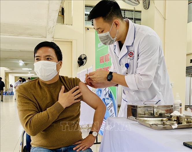 Tiêm vaccine phòng Covid-19 cho người dân. Ảnh: TTXVN