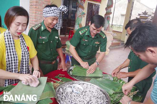 Cán bộ, chiến sĩ Đồn Biên phòng Non Nước tham gia ngày hội Đại đoàn kết toàn dân tộc cùng chính quyền, nhân dân phường Hòa Hải, quận Ngũ Hành Sơn. Ảnh: Đ.H.L