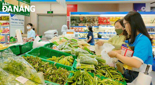 Shoppers at at the Co.opmart Da Nang supermarket. Photo: Q.TRANG
